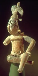 Sitzender Maya-Priester, Insel Jaina, ca. 600 (Keramik & Polychrom)